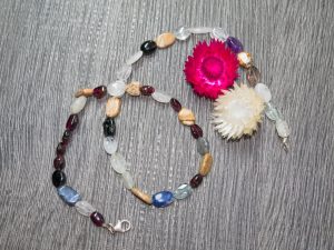 Collier mit verschiedenen Steinen